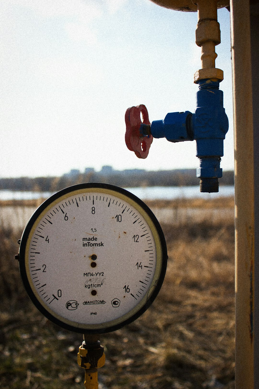 services-bg pressure-gauge-and-valve-on-outdoor-pipe-vupa-lxyv9q